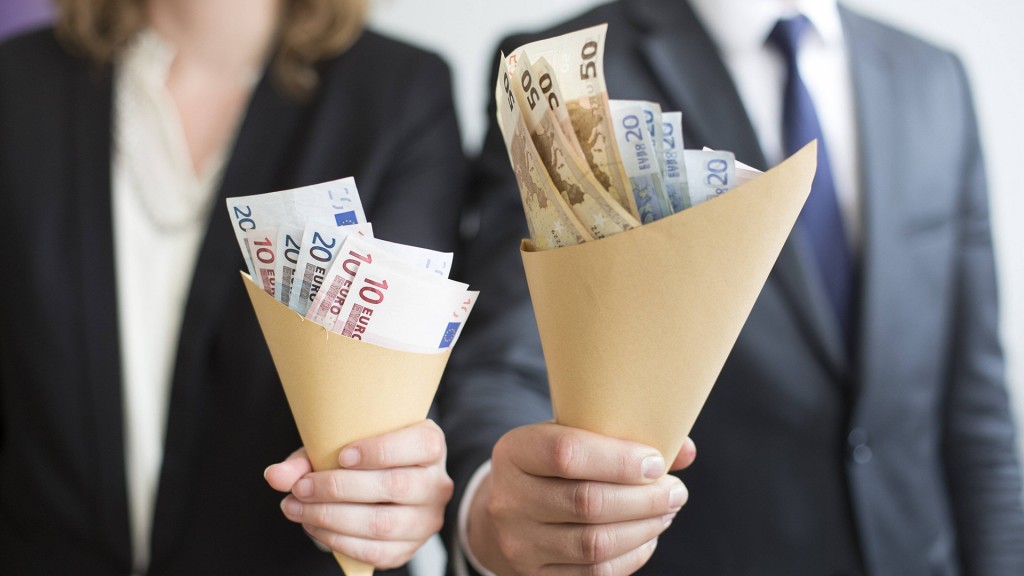 Entgeltgleichheit. Mann und Frau halten unterschiedlich große Papiertüten gefüllt mit Geldscheinen in den Händen. 