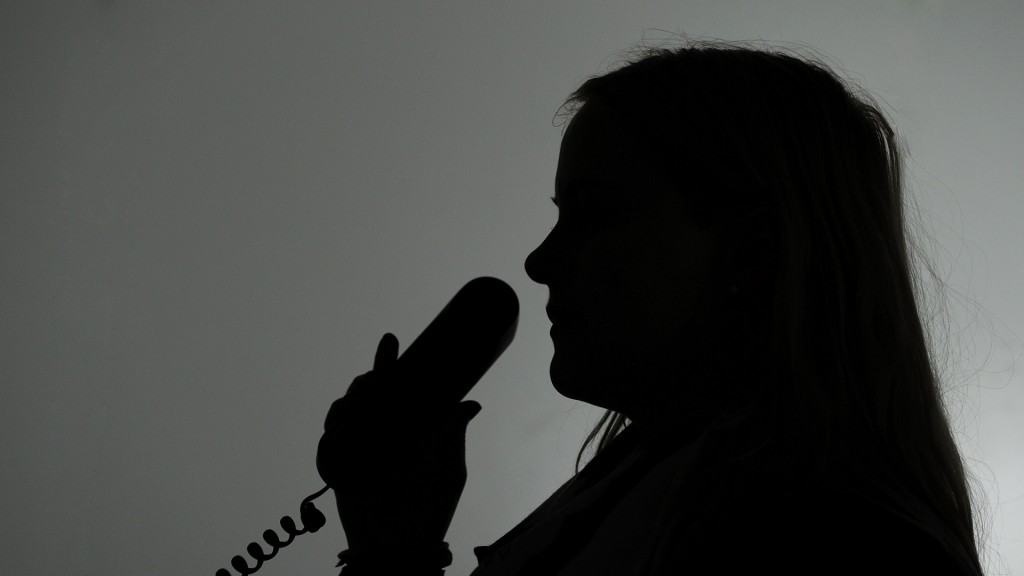Foto: Silhouette von Person mit Telefonhörer