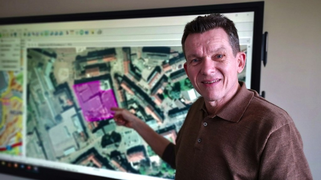 Neunkirchens Oberbürgermeister Jörg Aumann zeigt auf den Plan mit dem gesamten Kaufhof-Areal