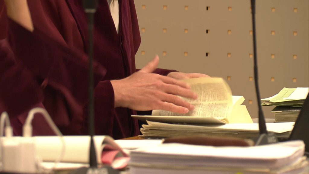 Foto: Ein Richter blättert in einem Gesetzbuch