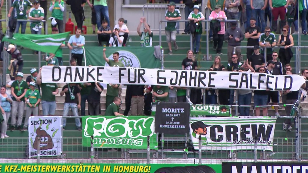 Foto: Fans halten Schild anlässlich Ende der Karriere von Salfeld hoch