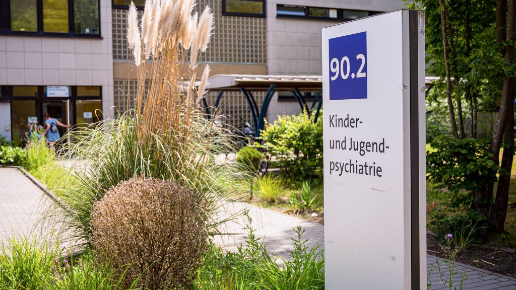 Foto: Eingang zur Kinder- und Jugendpsychiatrie Homburg