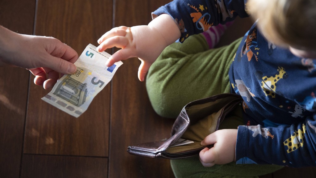 Ein Kind greift nach einem Geldschein.