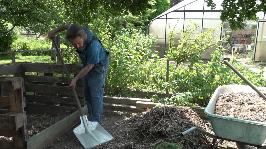 Foto: Arbeiten im Garten am Kompost