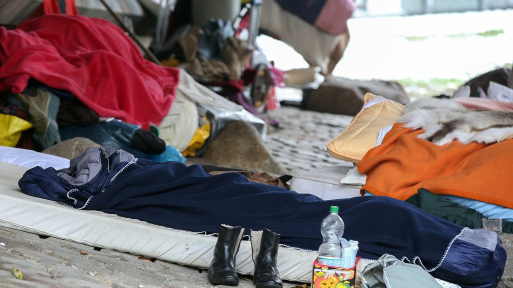 Ein Obdachloser liegt in seinem Schlafsack
