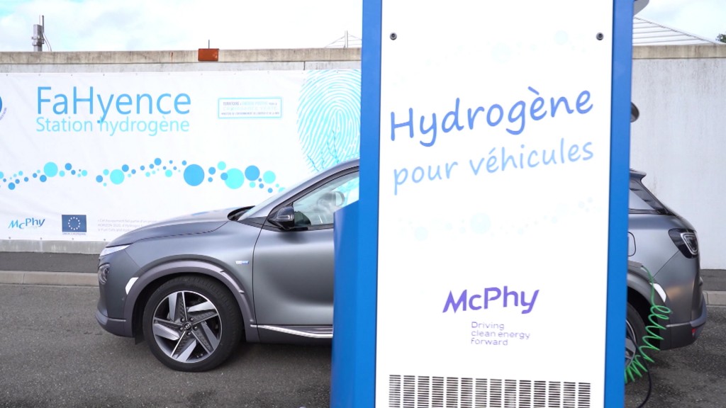 Foto: Ein Wasserstoffauto an einer Wasserstofftankstelle.