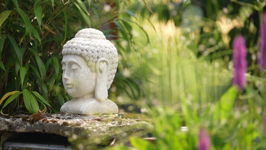 Foto: Ein Buddhakopf steht im idyllischen Garten in Düren.