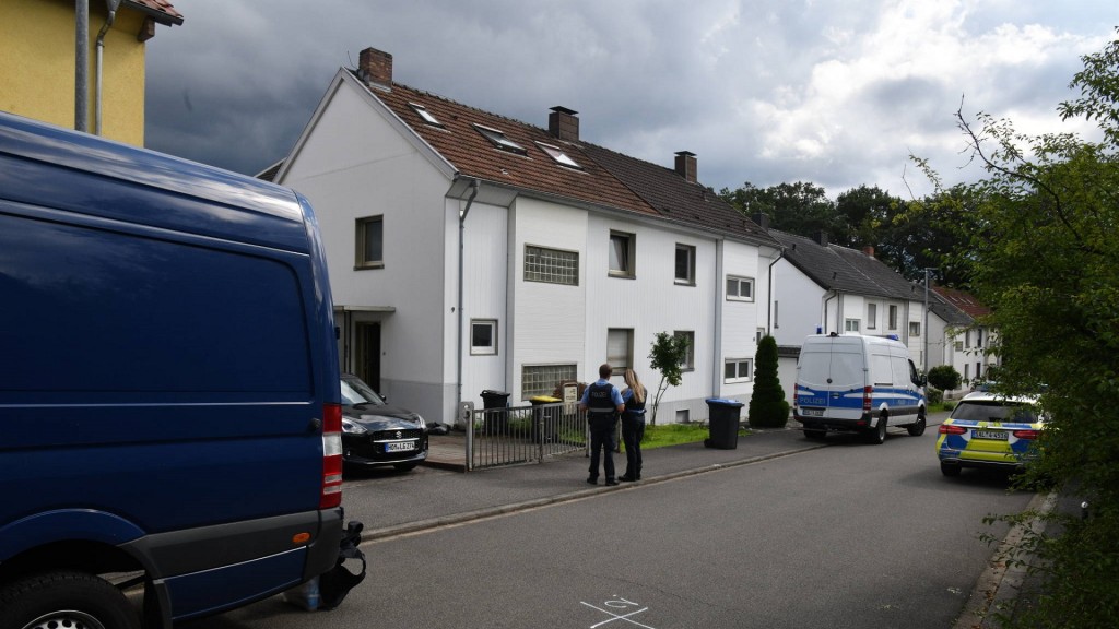 Foto: Die Polizei sichert den Tatort rund um das Haus in Homburg