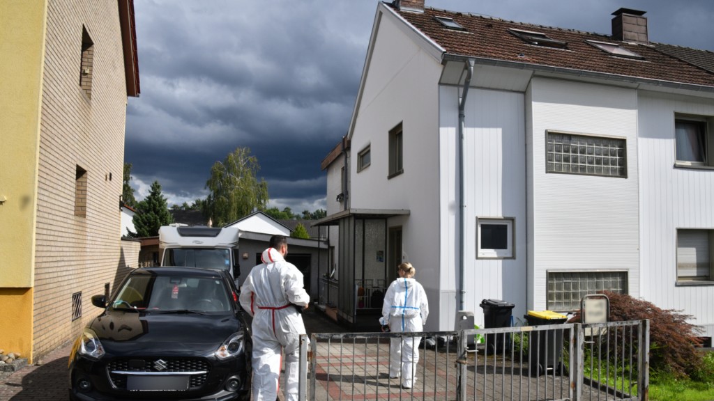 Im Garten eines Hauses in Homburg ist am 09.08.2023 eine Leiche gefunden worden.