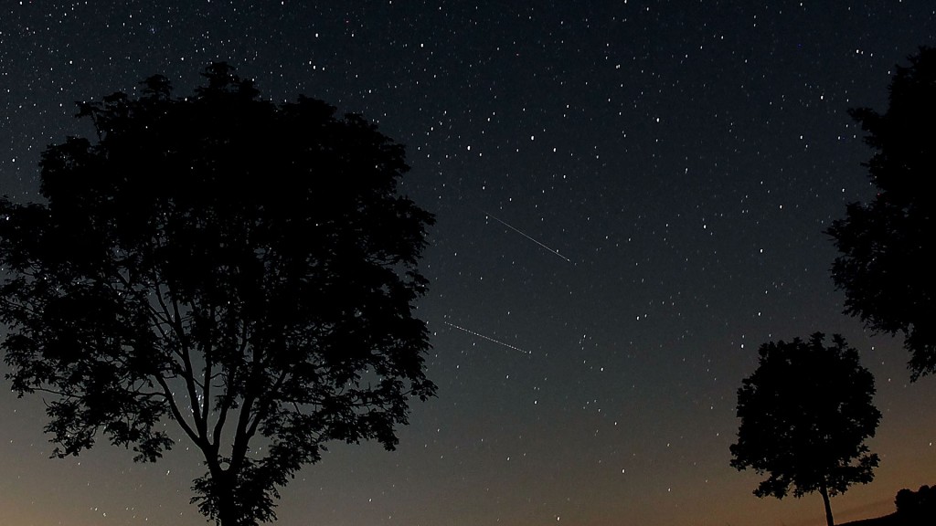 Sternschnuppen der Perseiden (Bildmitte) sind am Nachthimmel zu sehen. 