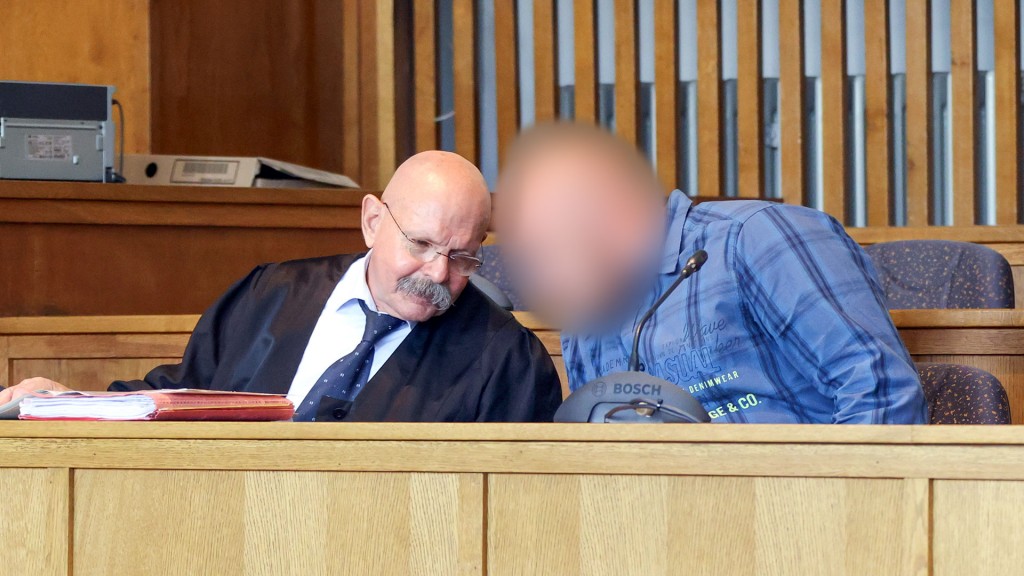 Anwalt und Mandant beim Prozessauftakt gegen einen Schlangenbesitzer aus Schiffweiler