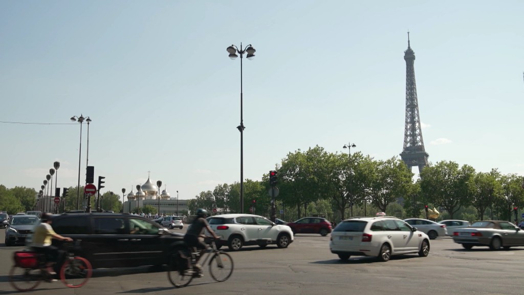 Foto: Straße in Paris mit Eifelturm im Hintergrund