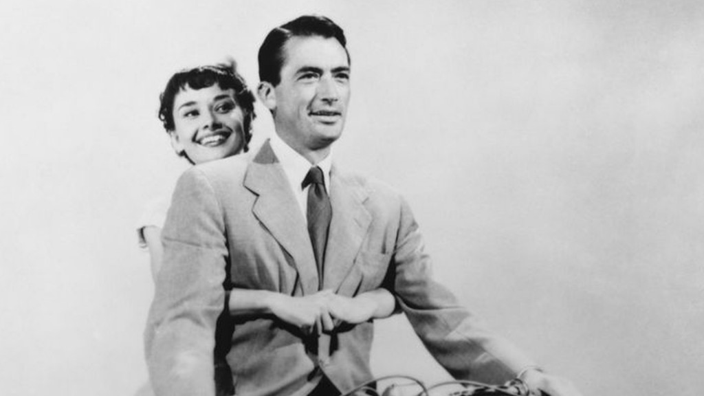 Mit Joe Bradley (Gregory Peck), einem amerikanischen Reporter in Rom, entdeckt Ann (Audrey Hepburn) erstmals die Welt jenseits der royalen Pflichten und Verhältnisse.