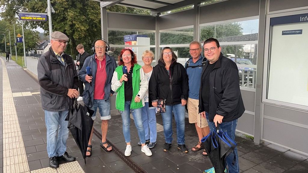 Thomas Gerber, Susanne Wachs und die Wartenden am Bahnhof Lautzkirchen