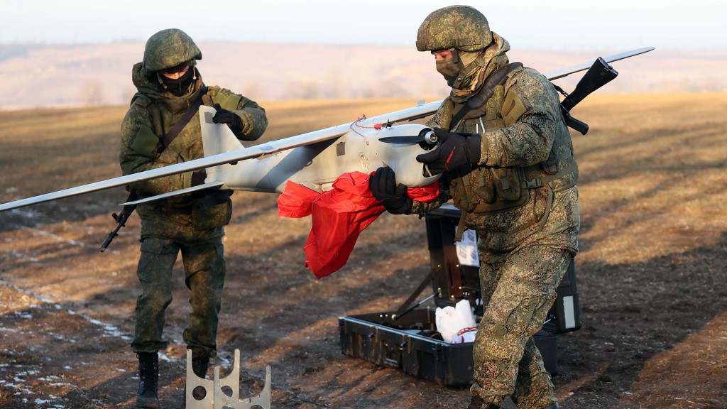 Zwei russische Soldaten mit einer Drohne des Typs Orlan-10