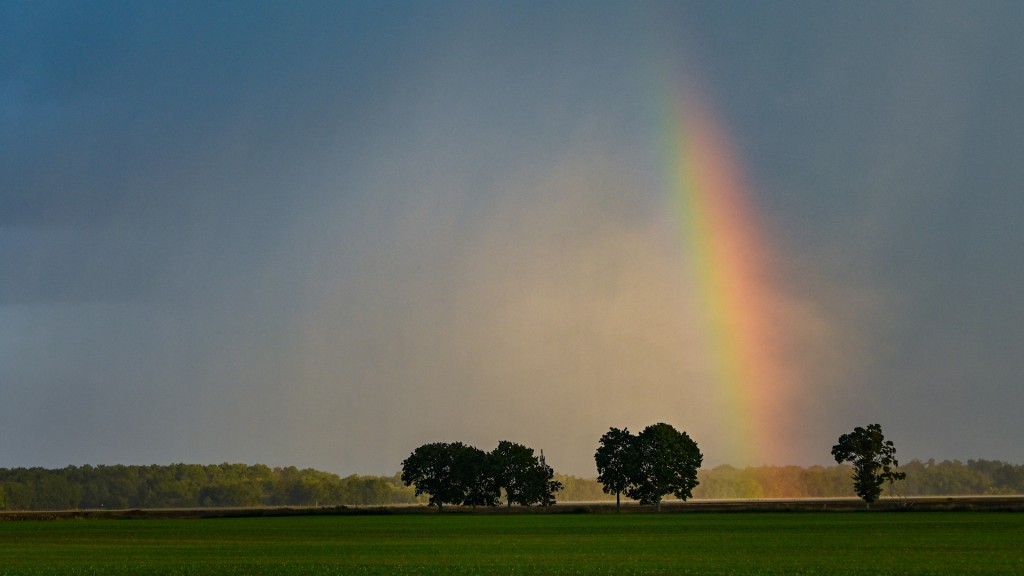 Foto: Ein doppelter Regenbogen spannt sich vor dunklen Gewitterwolken