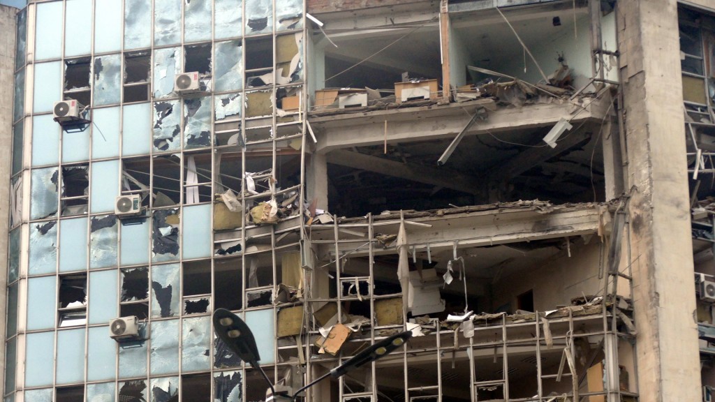 Foto: Schäden an einem Hochhaus durch einen russischen Drohnenangriff