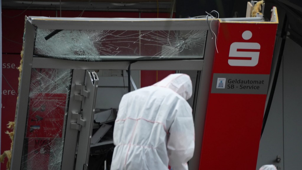 Foto: Der gesprengte Geldautomat der Sparkassenfiliale in Naßweiler.