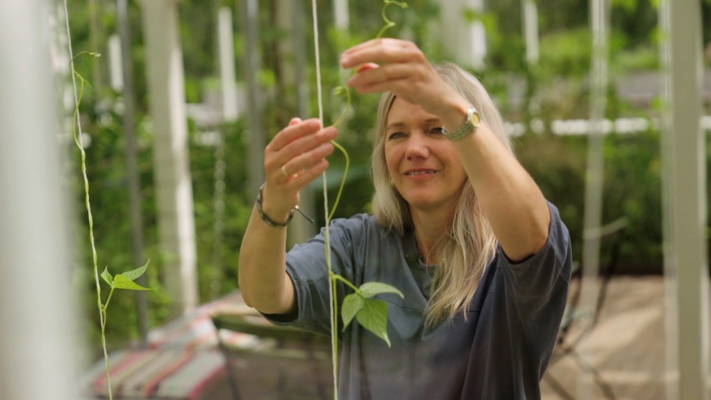 Maja Lunde in einer Gärtnerei in Oslo, in der alles ist ökologisch betrieben ist. 