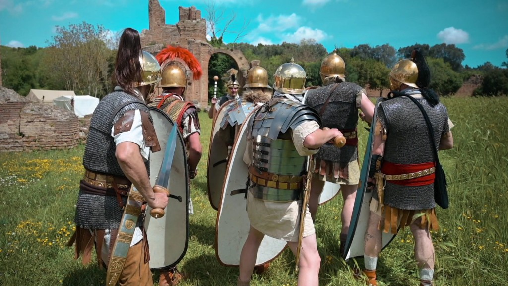 Nachstellung römischer Kämpfer auf einer Wiese