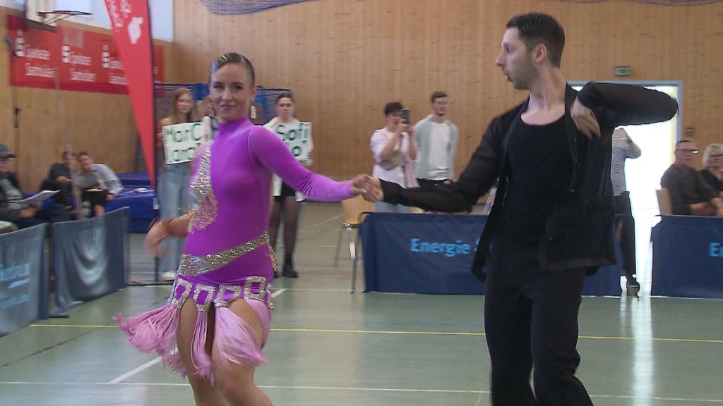 Foto: Tanzpaar zeigt Choreografie bei Tanz-Landesmeisterschaften in der ATSV-Halle