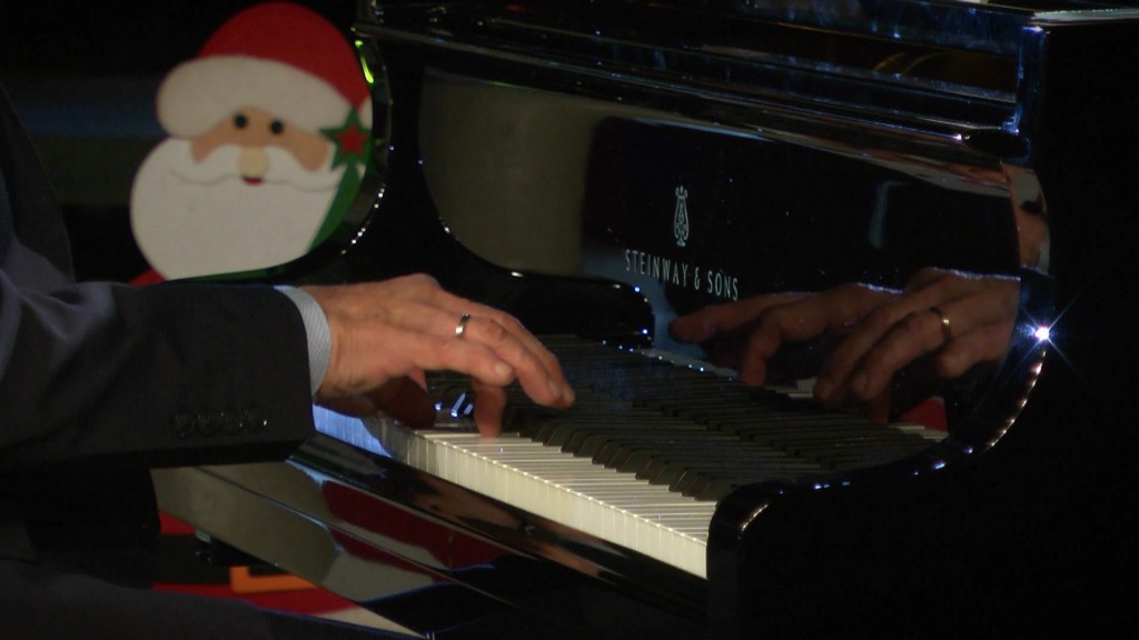 Foto: Eine Hand auf der Klavier-Tastatur