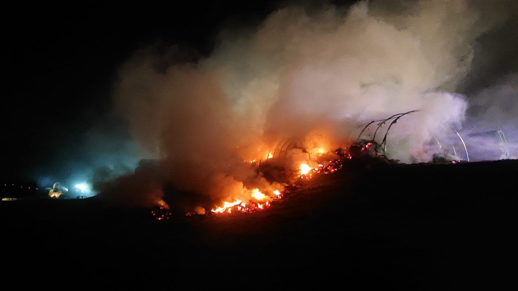 Foto: Bei einem Großbrand in Heusweiler stehen 700 Heuballen in Flammen