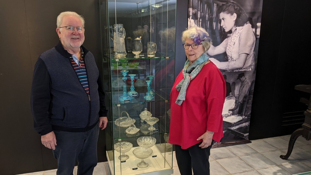 Burkhardt Valentin und Maria Valentin vor einer Vitrine der Glasausstellung in Wadgassen