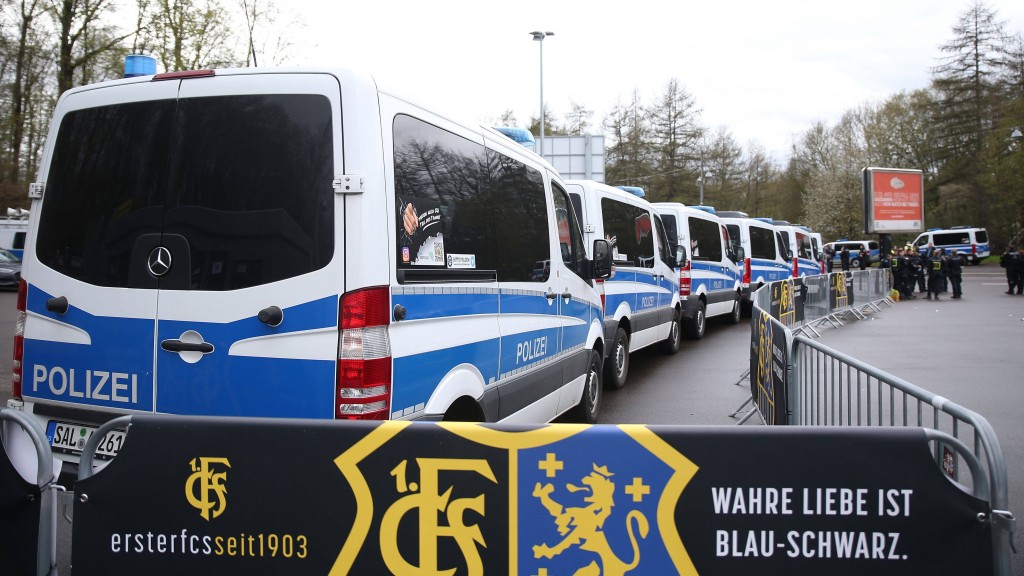 Polizeifahrzeug stehen vor einen Fußballspiel in Saarbrücken bereit.