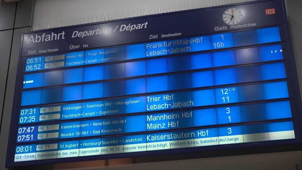 Foto: Anzeigetafel am Saarbrücker Bahnhof