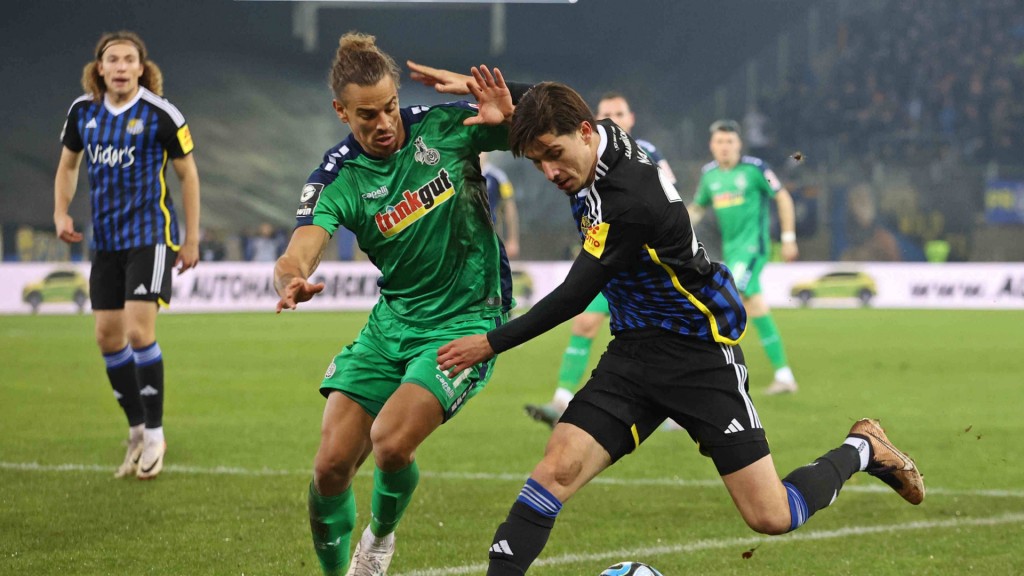Rolf Feltscher (MSV Duisburg, links) gegen Amine Naifi (1. FC Saarbrücken) am 29.11.2023 im Ludwigspark