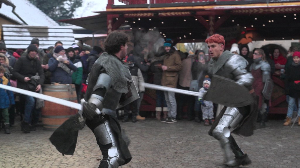 Foto: Zwei Ritter kämpfen auf dem Mittelalter-Weihnachtsmarkt