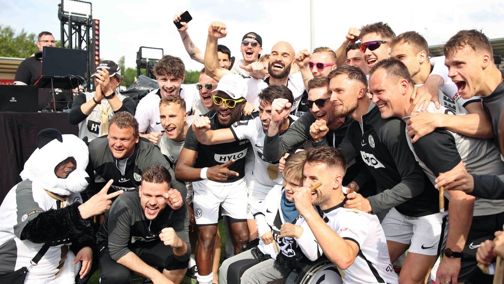 Die SVE feiert ihren Aufstieg in die Zweite Liga