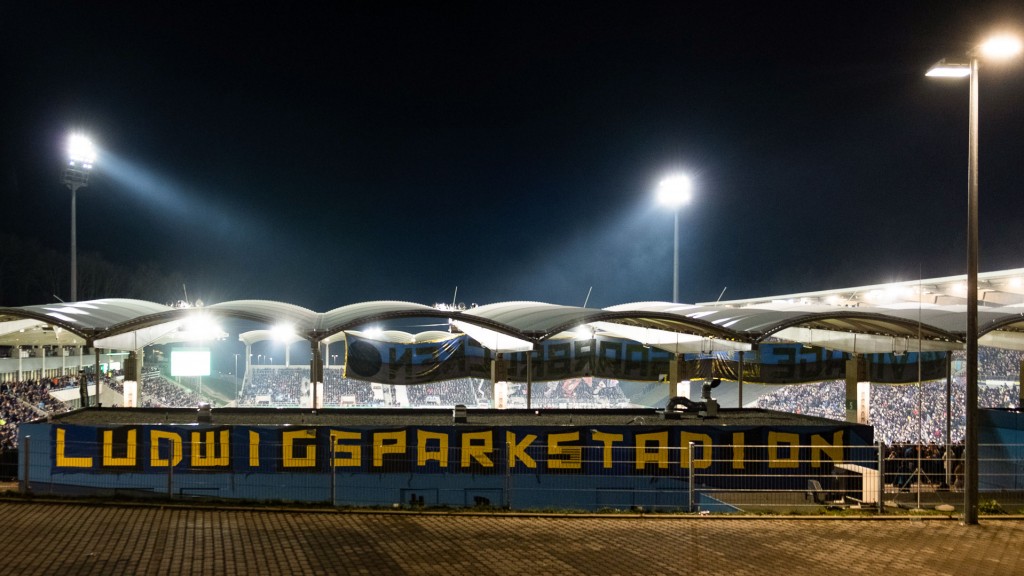 Foto: Das saarbrücker Ludwigsparkstadion während eines Flutlichtspiels