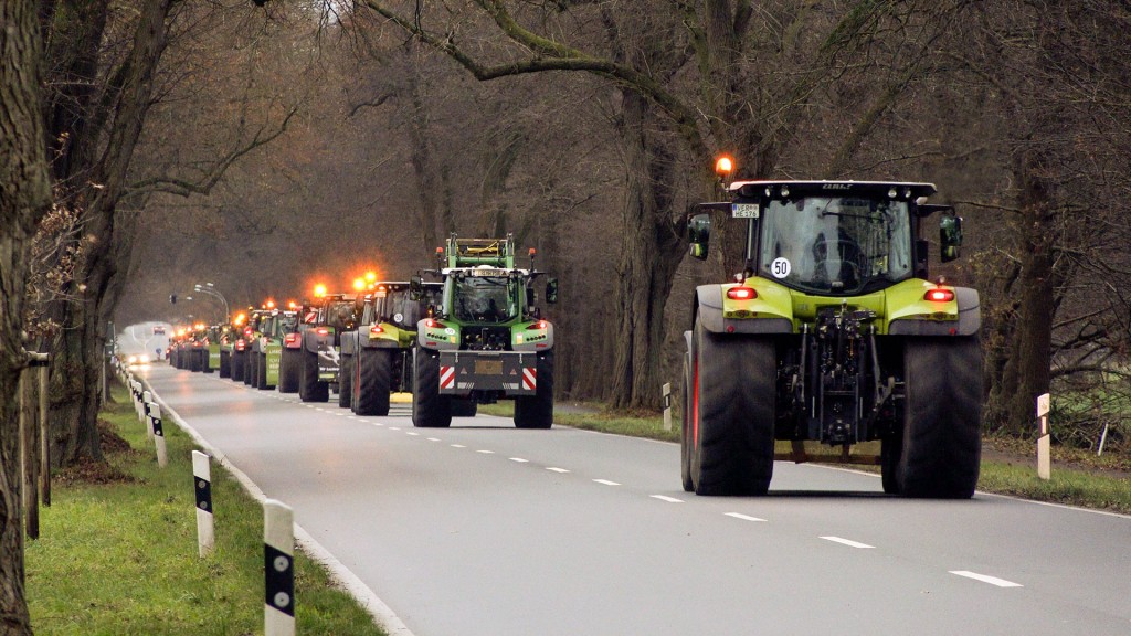 Bauern protestieren in einer Traktor-Kolonne