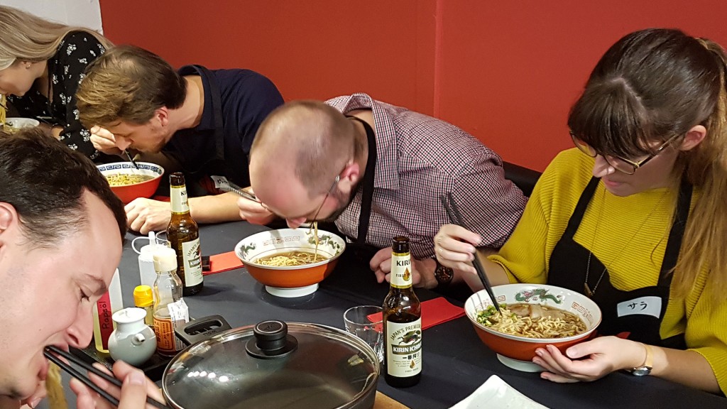 Foto: Gäste in einem Ramen-Restaurant