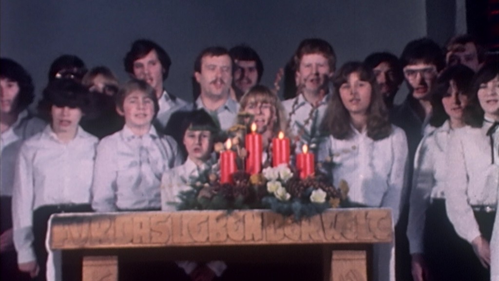 Foto: Ein Kinderchor singt in einer Kirche Weihnachtsmusik