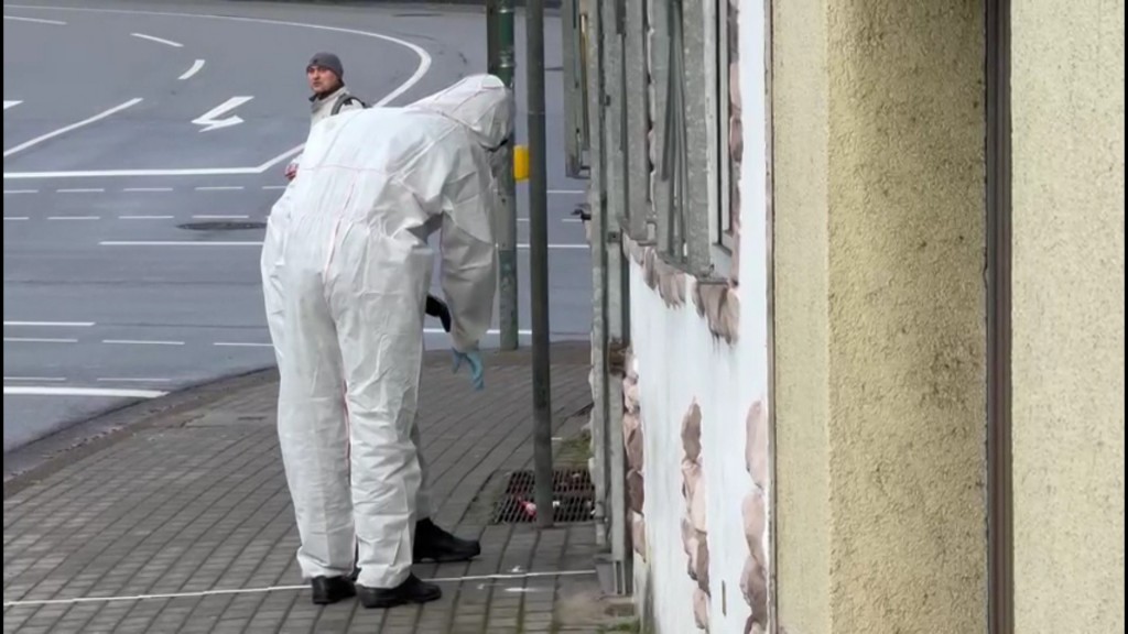 Foto: Mann im Overall ermittelt am Tatort in Neunkirchen