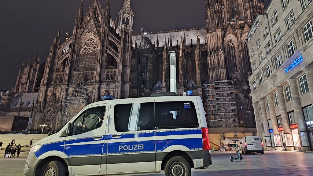 Foto: Ein Polizeifahrzeug vor dem Kölner Dom am 23.12.2023