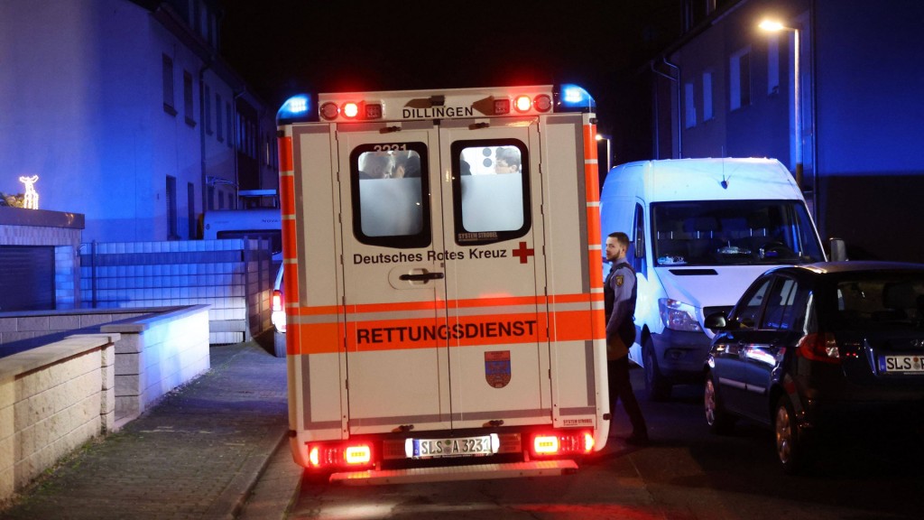 Foto: Ein Krankenwagen steht nahe des Tatortes auf der Straße