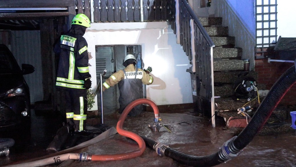 Die Feuerwehr pumpt Wasser aus einem überfluteten Haus in Wustweiler