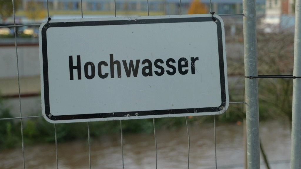 Schild mit Hochwasser-Hinweis