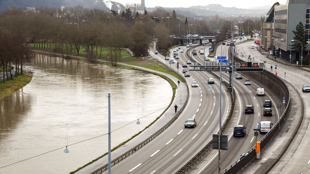 Die Hochwasserlage der Saar an der Saarbrücker Stadtautobahn