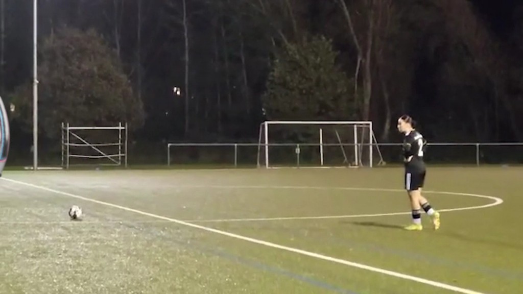Foto: Aaliyah Eifler vom 1. FC Saarbrücken Frauen (III) läuft kurz vorm Schuss mit den Händen in den Hüften auf den Ball zu.