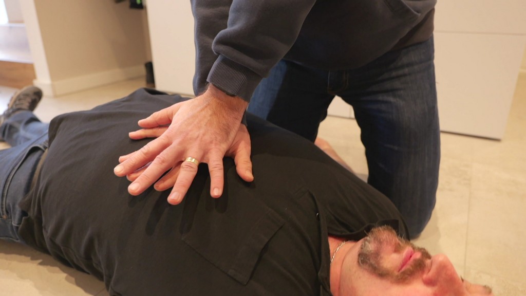 Foto: Herzdruckmassage. Ein Mann leistet Erste-Hilfe.