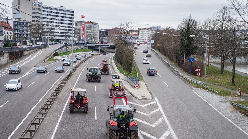 Bauernprotest. Traktoren fahren auf der Stadtautobahn, Saarbrücken.