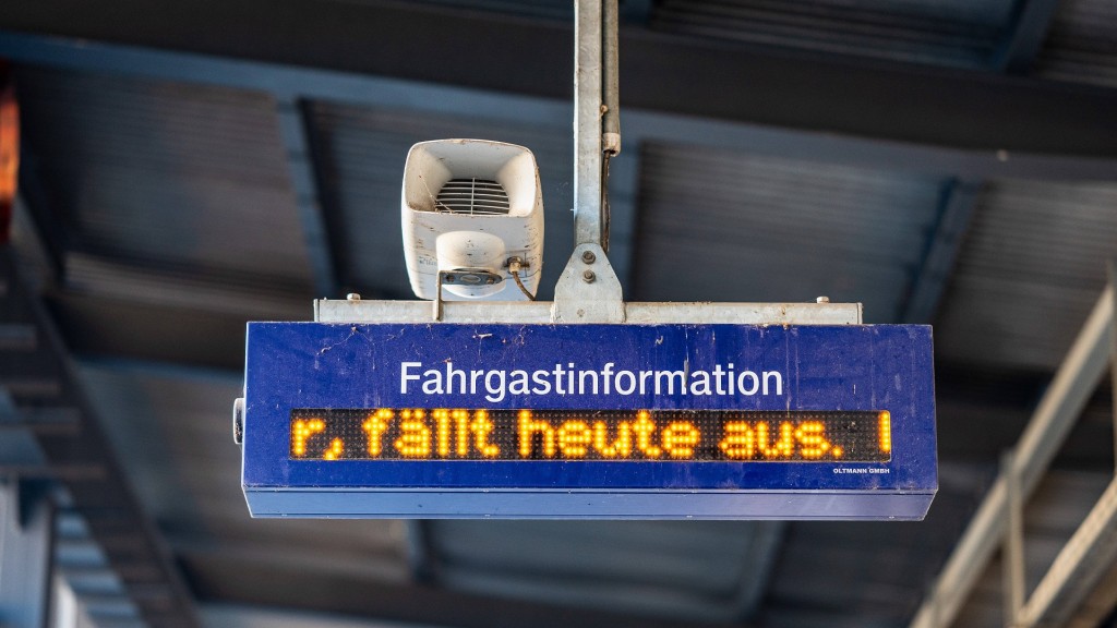 Elektronische Tafel mit der Überschrift Fahrgastinformation an einem Bahnhof. Darin läuft der Text: Fällt heute aus. 