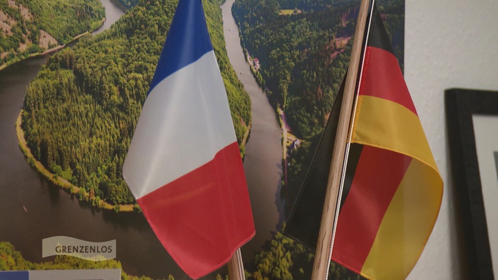 Foto: Deutschland und Frankreich Flagge vor der Saarschleife