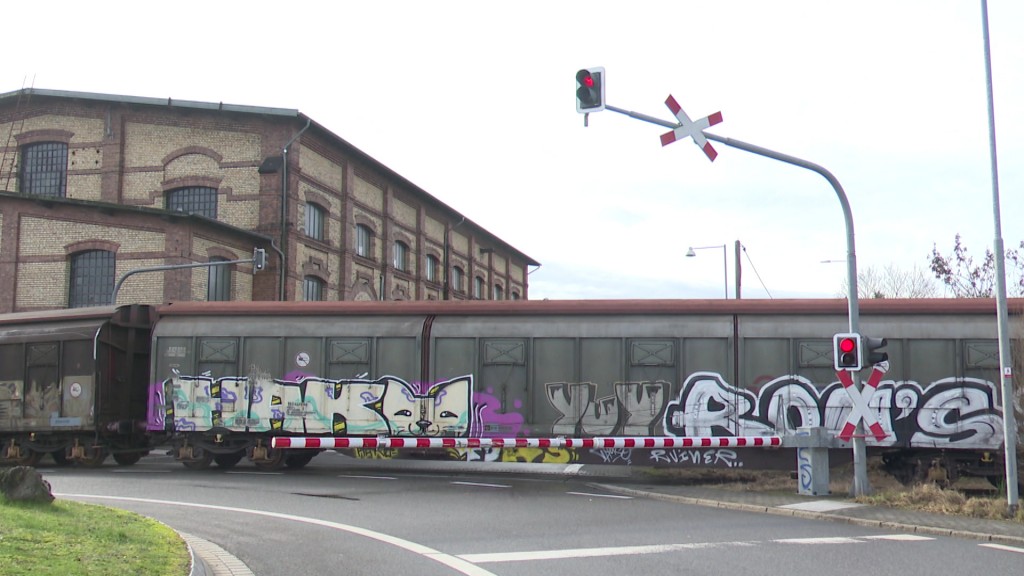 Foto: Güterzug blockiert Kreisel in St. Ingbert