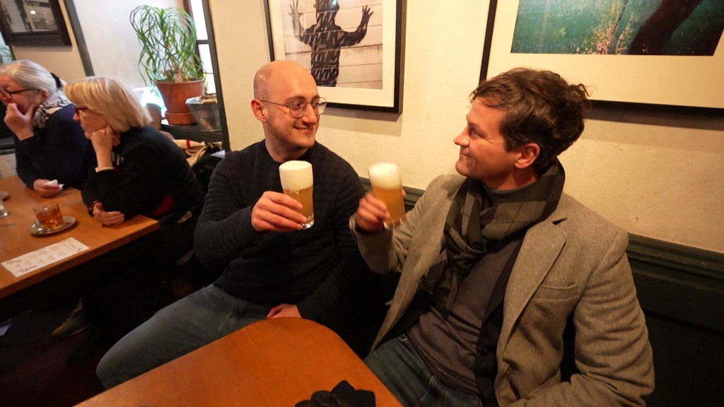 Foto: Zwei Männer stoßen im Fürst Ludwig mit einem Bier an.